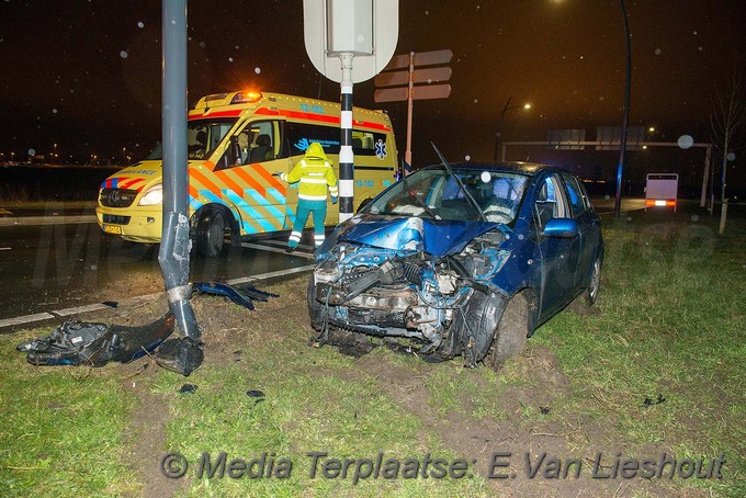 MediaTerplaatse auto mist bocht hoofddorp 30122017 Image00002