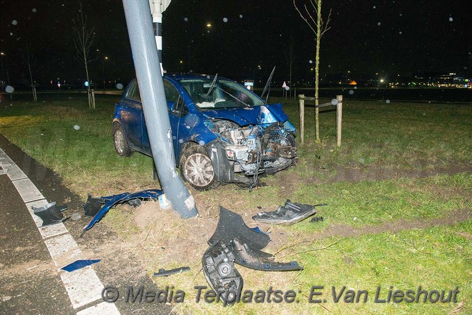MediaTerplaatse auto mist bocht hoofddorp 30122017 Image00004
