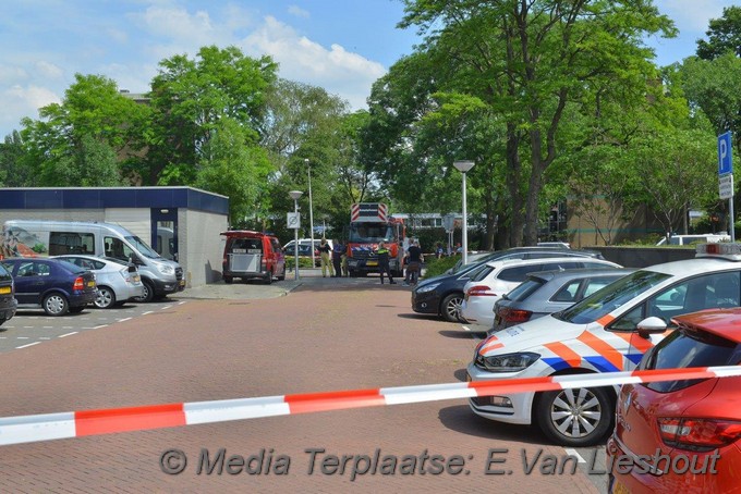 Mediaterplaatse twee mannen van balkon gehaald at amstelveen 12062020 Image00002