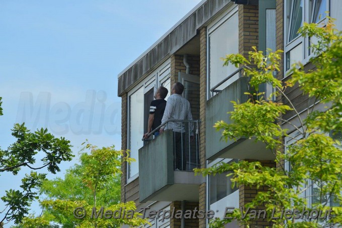 Mediaterplaatse twee mannen van balkon gehaald at amstelveen 12062020 Image00003