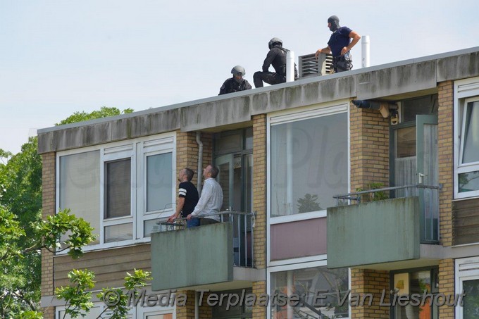 Mediaterplaatse twee mannen van balkon gehaald at amstelveen 12062020 Image00004