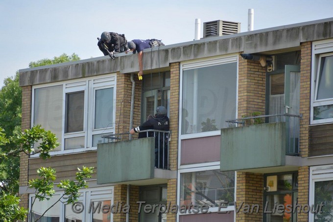 Mediaterplaatse twee mannen van balkon gehaald at amstelveen 12062020 Image00008