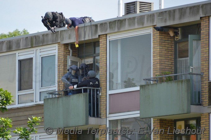 Mediaterplaatse twee mannen van balkon gehaald at amstelveen 12062020 Image00009