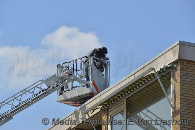 Mediaterplaatse twee mannen van balkon gehaald at amstelveen 12062020 Image00013