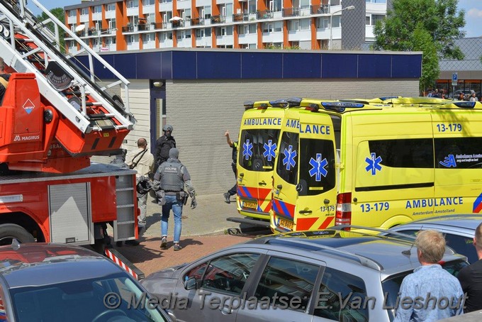 Mediaterplaatse twee mannen van balkon gehaald at amstelveen 12062020 Image00014