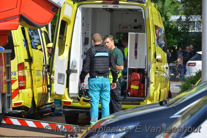Mediaterplaatse twee mannen van balkon gehaald at amstelveen 12062020 Image00020