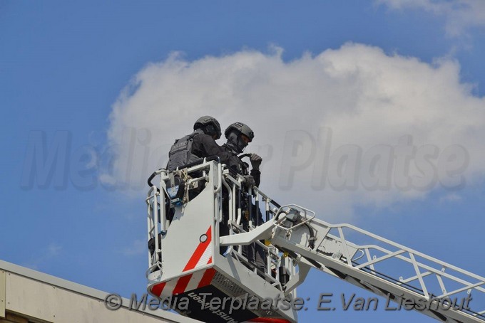 Mediaterplaatse twee mannen van balkon gehaald at amstelveen 12062020 Image00021