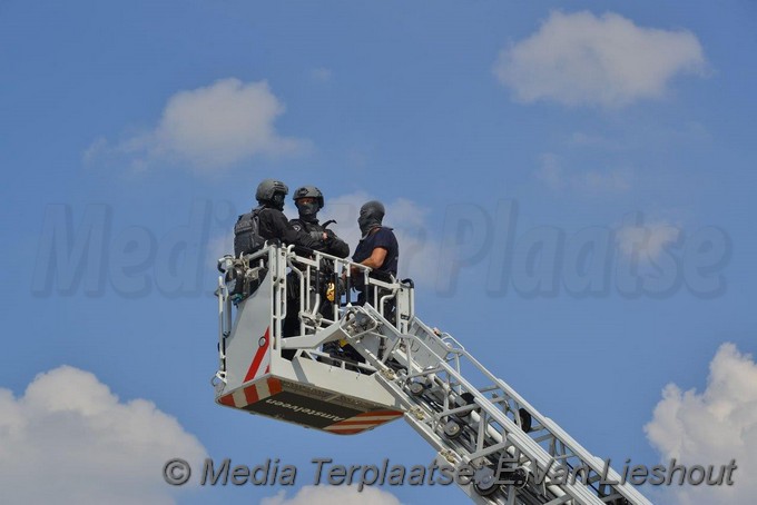 Mediaterplaatse twee mannen van balkon gehaald at amstelveen 12062020 Image00023