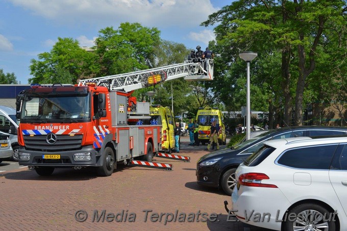 Mediaterplaatse twee mannen van balkon gehaald at amstelveen 12062020 Image00026