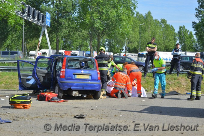 Mediaterplaatse auto mobilist zwaargewond langs a4 shell parkeer terrein Hdp 26052020 Image00011