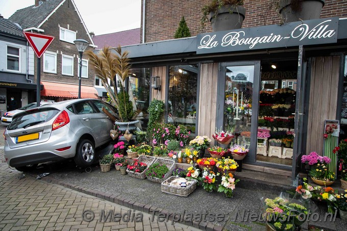 Mediaterplaatse auto rijd bloemen winkel in heemstede 09042021 Image00005
