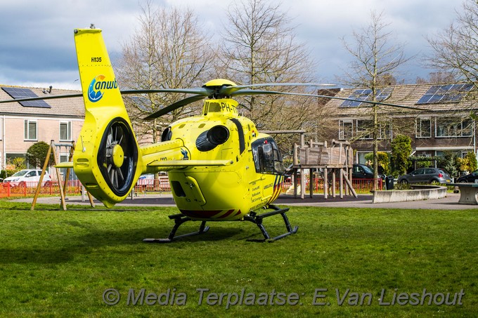 Mediaterplaatse traumahelikopter trekt mensen Rijsenhout 11042021 Image00003