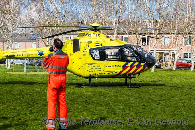 Mediaterplaatse traumahelikopter trekt mensen Rijsenhout 11042021 Image00004