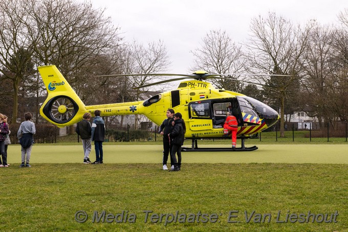 Mediaterplaatse Traumahelikopter landt op sportveld Lutulistraat 23022021 Image00001