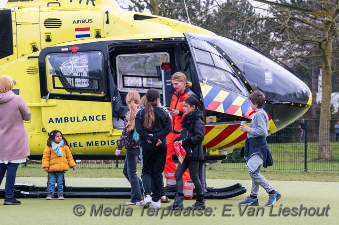Mediaterplaatse Traumahelikopter landt op sportveld Lutulistraat 23022021 Image00002