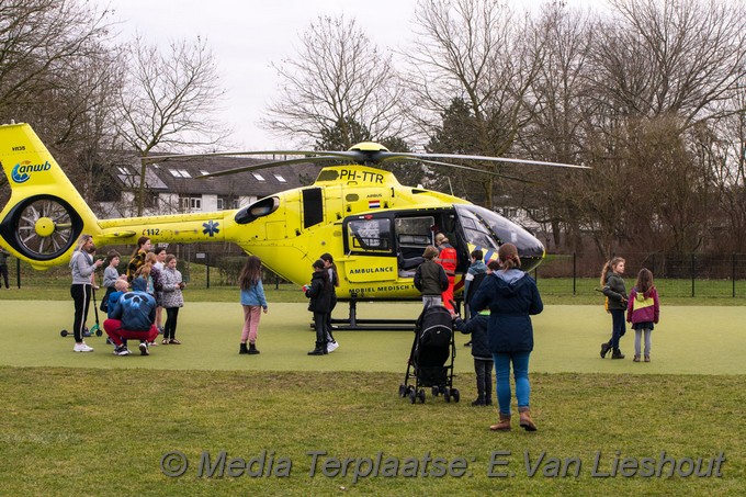 Mediaterplaatse Traumahelikopter landt op sportveld Lutulistraat 23022021 Image00003