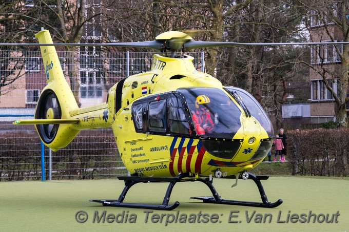 Mediaterplaatse Traumahelikopter landt op sportveld Lutulistraat 23022021 Image00010