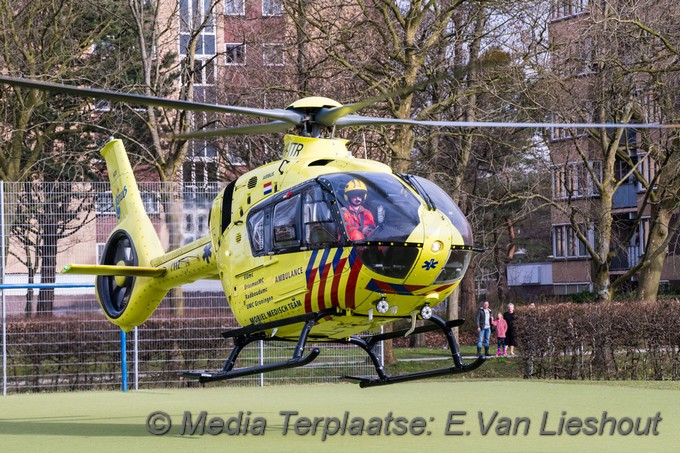 Mediaterplaatse Traumahelikopter landt op sportveld Lutulistraat 23022021 Image00012