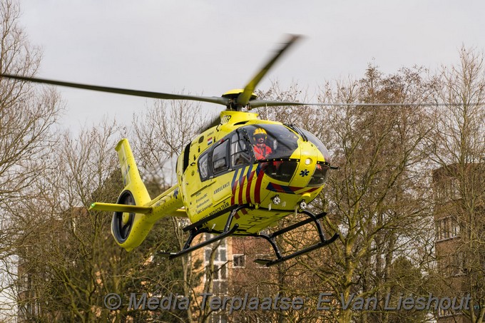 Mediaterplaatse Traumahelikopter landt op sportveld Lutulistraat 23022021 Image00013