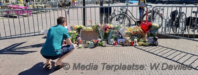 Mediaterplaatse politie herdenkt bij bloemen zee steenstraat ldn 06062021 Image00002