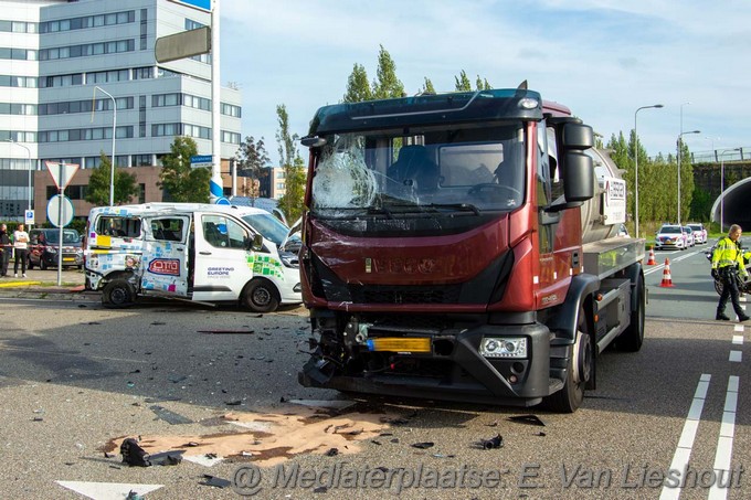 Mediaterplaatse zeven gewonden bij ongeval busje vrachtwagen badhoevedorp 04102022Image00011