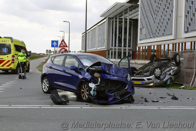 Mediaterplaatse auto op zijn kop na ongeval Hoofddorp 08092022Image00001