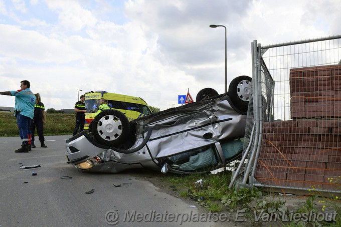 Mediaterplaatse auto op zijn kop na ongeval Hoofddorp 08092022Image00002