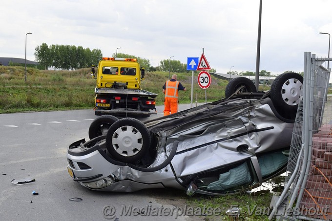Mediaterplaatse auto op zijn kop na ongeval Hoofddorp 08092022Image00005