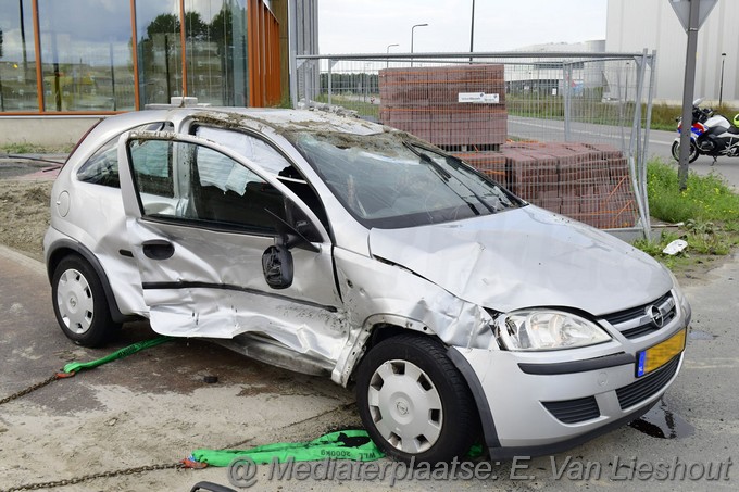 Mediaterplaatse auto op zijn kop na ongeval Hoofddorp 08092022Image00007
