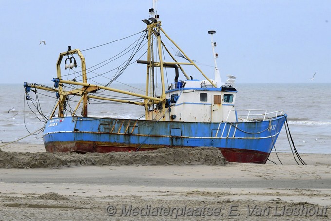 Mediaterplaatse kotter nog steeds muur vast op strand zandvoort 14122023 Image00003