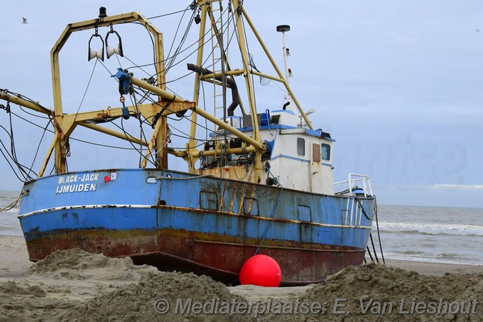 Mediaterplaatse kotter nog steeds muur vast op strand zandvoort 14122023 Image00004