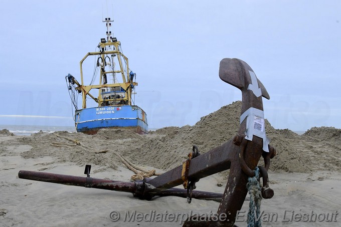 Mediaterplaatse kotter nog steeds muur vast op strand zandvoort 14122023 Image00005