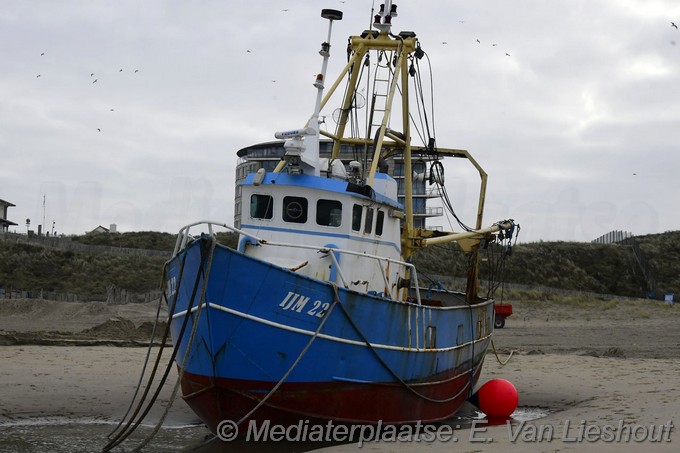Mediaterplaatse kotter nog steeds muur vast op strand zandvoort 14122023 Image00006