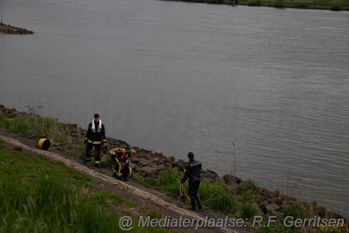 Mediaterplaatse persoon te water lekdijk Ammerstol 05052023 Image00006