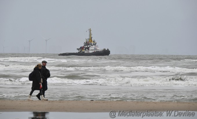 Mediaterplaatse viskotter en sleepboot op strand zandvoort 26112023 Image01004