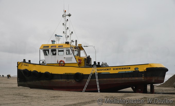 Mediaterplaatse viskotter en sleepboot op strand zandvoort 26112023 Image01007