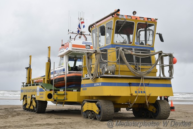 Mediaterplaatse viskotter en sleepboot op strand zandvoort 26112023 Image01015