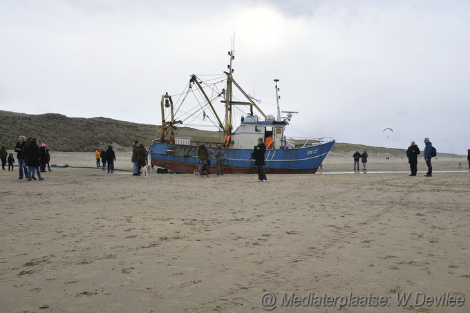 Mediaterplaatse viskotter en sleepboot op strand zandvoort 26112023 Image01017