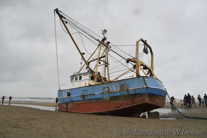 Mediaterplaatse viskotter en sleepboot op strand zandvoort 26112023 Image01025