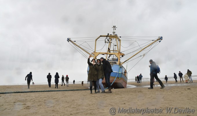 Mediaterplaatse viskotter en sleepboot op strand zandvoort 26112023 Image01028