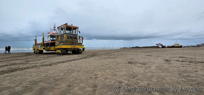 Mediaterplaatse viskotter en sleepboot op strand zandvoort 26112023 Image01035