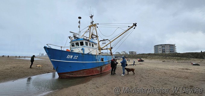 Mediaterplaatse viskotter en sleepboot op strand zandvoort 26112023 Image01038