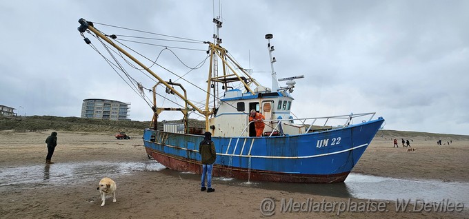 Mediaterplaatse viskotter en sleepboot op strand zandvoort 26112023 Image01041
