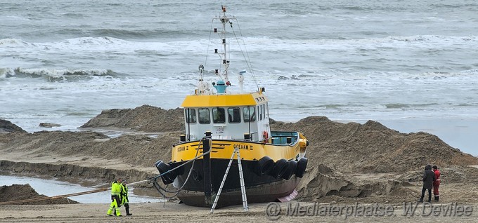 Mediaterplaatse viskotter en sleepboot op strand zandvoort 26112023 Image01046