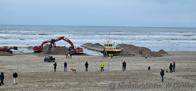 Mediaterplaatse viskotter en sleepboot op strand zandvoort 26112023 Image01049