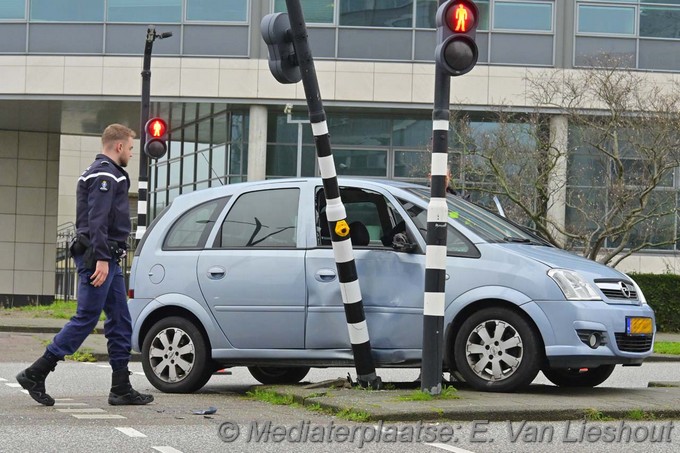 Mediaterplaatse auto slipt in de bocht hoofddorp 26122024 Image00002