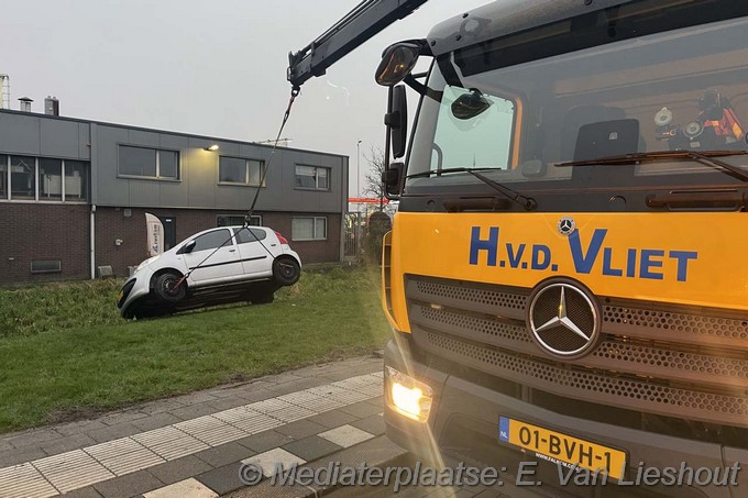 Mediaterplaatse auto vliegt uit de bocht rozenburg 26122024 Image00007