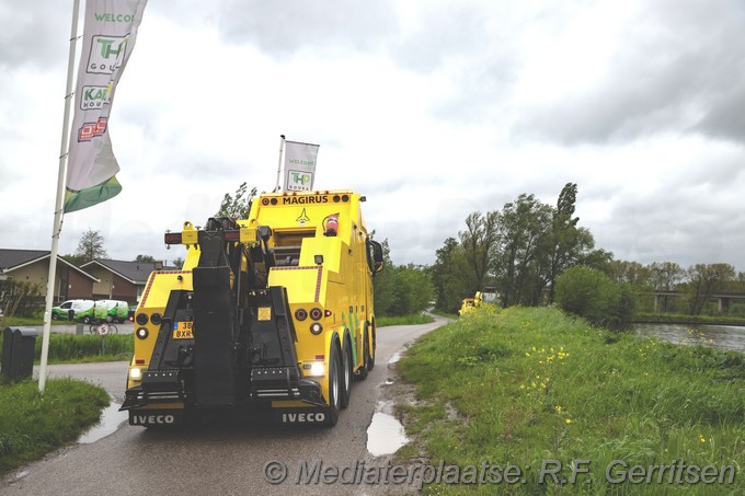 Mediaterplaatse vuilniswagen in de sloot stoofkade gouda Image00001