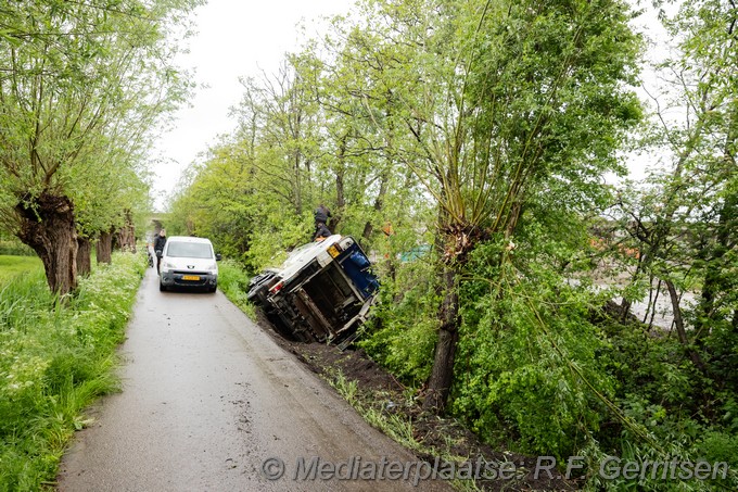 Mediaterplaatse vuilniswagen in de sloot stoofkade gouda Image00005