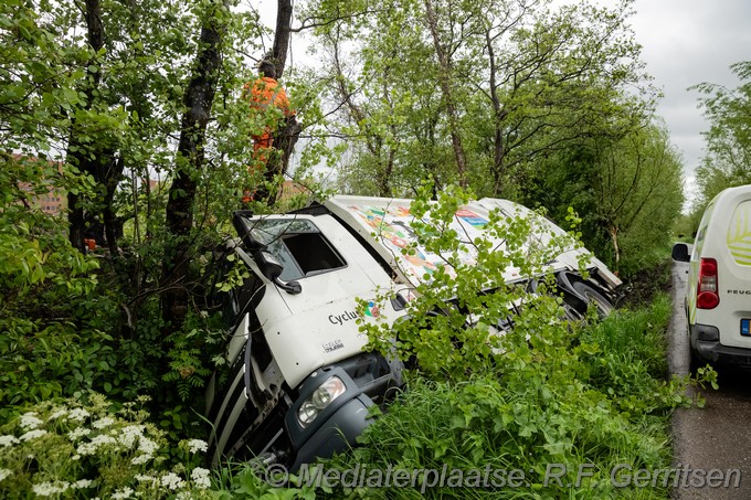 Mediaterplaatse vuilniswagen in de sloot stoofkade gouda Image00007